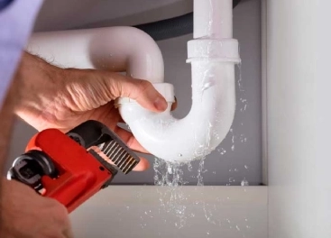 fontanero sabadell reparando fuga de agua