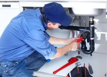 fontanero desatascando tuberia bano sabadell